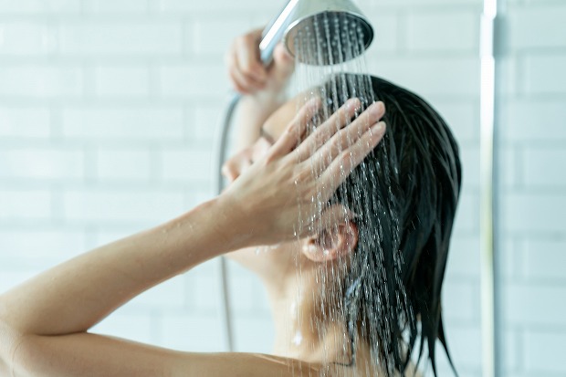 セックスの後にシャワーを浴びる女性